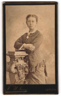 Fotografie F. W. Jung, Iserlohn, Junge Dame In Hübscher Kleidung  - Anonieme Personen