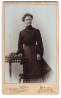 Fotografie Alfred Lehmann, Berlin, Oranien-Str. 155 Eingang Prinzessinnen-Str. 14, Junge Dame Im Modischen Kleid  - Anonyme Personen