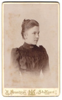 Fotografie Hermann Brandseph, Stuttgart, Marienstr. 36, Junge Dame Im Kleid Mit Kragenbrosche  - Anonymous Persons