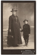 Fotografie Heinr. Lennard, Burghausen A. Salzach, Bürgerliche In Mantel Mit Hut, Ihr Sohn Trägt Einen Hut Mit Gamsba  - Anonieme Personen