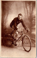 SPORT - CYCLISME - CARTE PHOTO - Cycliste En Studio  - Ciclismo