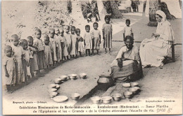 INDE - Une Creche Attendant L'ecuelle De Ruz  - Indien