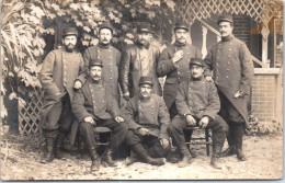 MILITARIA - CARTE PHOTO - Groupe De 8 Militaires  - Other & Unclassified