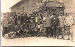 MILITARIA 14/18 CARTE PHOTO AUSBURG - Un Groupe De Prisonniers  - War 1914-18
