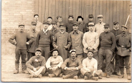 MILITARIA 14/18 CARTE PHOTO AUSBURG - Prisonniers & Gardien  - Weltkrieg 1914-18