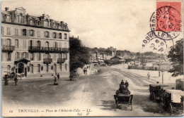 14 TROUVILLE - Vue De La Place De L'hotel De Ville. - Trouville