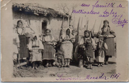 MACEDOINE - CARTE PHOTO - MONASTIR - Famille De Cultivateurs Serbes - Macedonia Del Nord