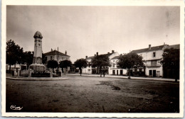 42 RENAISON - La Place De La Commune  - Sonstige & Ohne Zuordnung