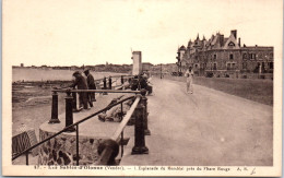 85 LES SABLES D'OLONNE - Le Remblai Pres Du Phare Rouge  - Sables D'Olonne