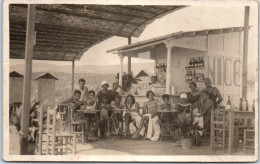 06 NICE - CARTE PHOTO - Une Terrasse De Cafe Plage A Situer. - Otros & Sin Clasificación