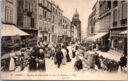 63 RIOM - La Rue Du Commerce Un Jour De Marche. - Andere & Zonder Classificatie