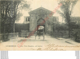 17.  LA ROCHELLE .  Porte Dauphine Côté Banlieu . - La Rochelle