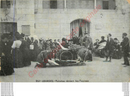 65.  LOURDES . Malades Devant Les Piscines . - Lourdes