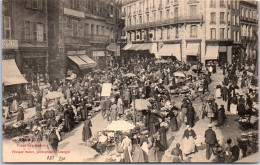 87 LIMOGES - Place Des Bancs Un Jour De Marche. - Limoges
