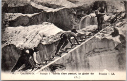 74 CHAMONIX - Passage A L'echelle D'une Crevasse Aux Bossons  - Chamonix-Mont-Blanc