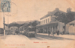 VEYNES (Hautes-Alpes) - La Gare Avec Train - Locomotive - Voyagé (2 Scans - Other & Unclassified