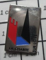 1818c Pin's Pins / Beau Et Rare / VILLES / LA CHARITE SUR LOIRE CHATEAU EGLISE - Städte