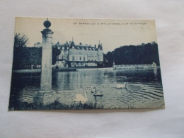 RAMBOUILLET ( 78 Yvelines ) LE  CHATEAU  VU DE L ILE DU POTAGER  DES CYGNES DANS LA PIECE D EAU AU 1er PLAN - Rambouillet (Kasteel)