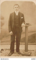 CARTE PHOTO NON IDENTIFIEE REPRESENTANT UN HOMME EN COSTUME POSANT DANS UN STUDIO - Te Identificeren