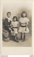 CARTE PHOTO NON IDENTIFIEE REPRESENTANT TROIS JEUNES ENFANTS POSANT AU STUDIO PHOTOGRAPHIE CHATEAUNEUF - Te Identificeren