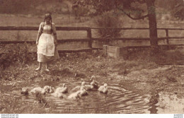 JEUNE FILLE GARDIENNE DE CANARDS SURVEILLE LEUR BAIN CARTE DE JOYEUSES PAQUES - Allevamenti