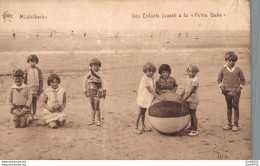 BELGIQUE MIDDELKERKE LES ENFANTS JOUANT A LA PETITE BALLE DES ENFANTS AVEC UN ENORME BALLON - Middelkerke