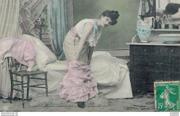 CARTE SANS LEGENDE FEMME DANS SA CHAMBRE QUI RETIRE SA ROBE - Women