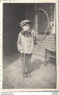 PHOTO DE 6 X 8.5 CMS GARCON AVEC PIPE CASQUETTE ET CANNE SOUVENIR DE LA PIECE LA RONDE DES GRANDS MERES - Anonyme Personen