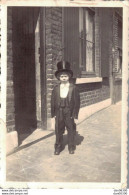 PHOTO DE 6 X 8.5 CMS GARCON DEGUISE EN MAGICIEN AVEC UN CHAPEAU HAUT DE FORME - Anonymous Persons