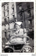 PHOTO DE 9 X 6 CMS ENFANT DE 13 MOIS DANS UNE POUSSETTE AVEC UN LINGE SUR LA TETE - Anonieme Personen