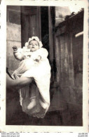 PHOTO DE 9 X 6 CMS UN BEBE PORTE A BOUT DE BRAS LE 19/06/35 CLAUDETTE GIL FILLE DE PAULETTE A 2 MOIS ET 9 JOURS - Personas Anónimos