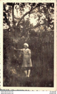 PHOTO DE 9 X 6 CMS JEUNE FILLE EN ROBE SOURIANT DANS LE JARDIN - Anonyme Personen