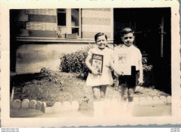 PHOTO DE 9 X 6 CMS UNE FILLETTE ET UN GARCON TENANT CHACUN UN LIVRE A LA MAIN DONT L'UN EST LES MALHEURS DE CARAMEL - Personas Anónimos