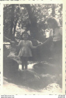 PHOTO DE 9 X 6 CMS UNE FEMME ET UNE FILLETTE DANS LES ROCHERS - Personas Anónimos