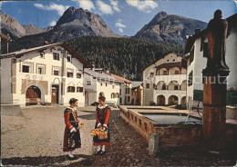 11877796 Scuol Tarasp Vulpera Dorfplatz Scuol Mit Museum Engadinerinnen Am Dorfb - Autres & Non Classés