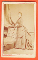 31194 / Photo CDV Carl ARAZIM Photograph 17 Amalienstafse DRESDEN ● Jeune Femme Accoudée Fauteuil Datée 1875 ●  - Personas Anónimos