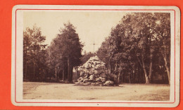 31152 / Photo XIXe Localisable Croix Sur Monticule Rocheux Dans Clairière Carrefour ● Photographie 1880s - Ancianas (antes De 1900)