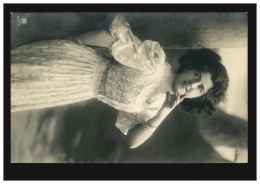 Mode-AK Lächelnde Frau Im Weißen Kleid Und Armband, WALDSEE 1910  - Moda