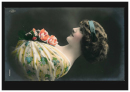 Mode-AK Frau Mit Blauem Stirnband Und Rosen, BERLIN 1915 - Mode