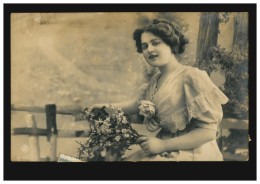 Mode-AK Lächelnde Frau Mit Blumen Auf Der Bank, ANTWERPEN 12.7.1911 - Mode