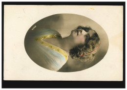 Mode-AK Frau Mit Rosa Perlenschnur Im Haar - Im Oval, EISENACH 27.2.1911 - Moda