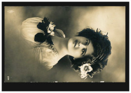 Mode-AK Lächelnde Frau Mit Blume Im Haar, WILHELMSHAVEN 8.1.1912 - Moda