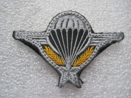 BREVET DES TROUPES AEROPORTEES EN TISSUS BRODE PARACHUTISTES SCRATCH AU DOS - Army