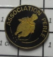 912c Pin's Pins / Beau Et Rare / ASSOCIATIONS / ASSOCIATION PERLE Ne La Lachez Pas ! - Vereinswesen