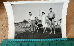 REAL PHOTO PIN UP ,PLAGE - Vacances De Famille Sur La Plage HOMME TORSE NU MUSCLE - Pin-ups