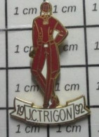 912c Pin's Pins / Rare Et De Belle Qualité / MARQUES : HOMME ELEGANT JC TRIGON 1991 Inventeur De La Trigonométrie ! - Marcas Registradas