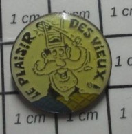 912c Pin's Pins / Beau Et Rare / SPORTS / RUGBY VETERAN MOUSTACHU LE PLAISIR DES VIEUX - Rugby