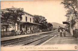 83 PUGET VILLE - La Gare - L Arrivée D'un Train - Chemin De Fer (état : Trou D'agrafes) - Altri & Non Classificati