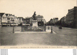 D60  BEAUVAIS  La Place De L' Hôtel De Ville Et La Statue De Jeanne Hachette  ..... - Beauvais