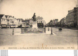 D60  BEAUVAIS  La Place De L' Hôtel De Ville Et La Statue De Jeanne Hachette  ..... - Beauvais